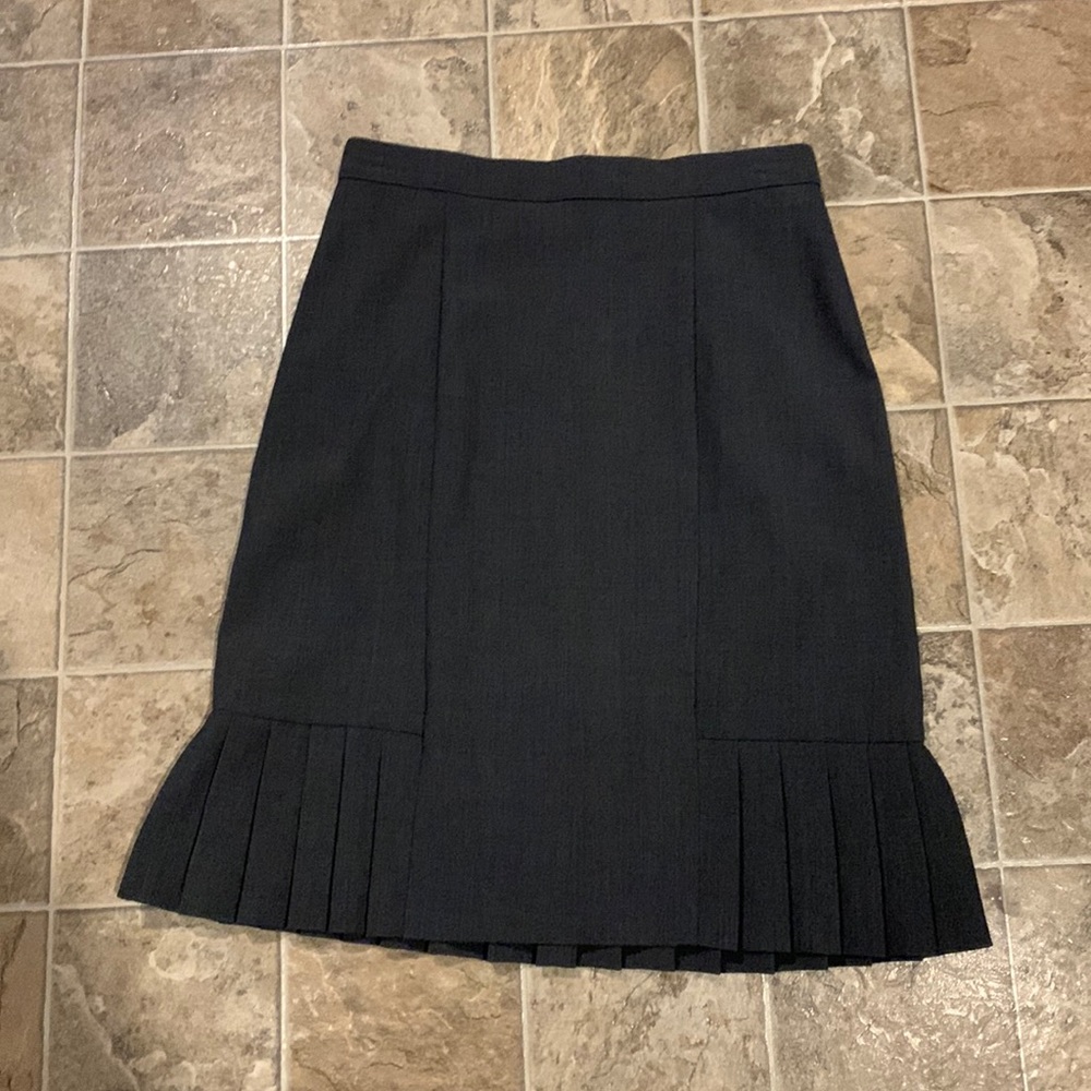 Dress Barn Size 4 Gray Skirt